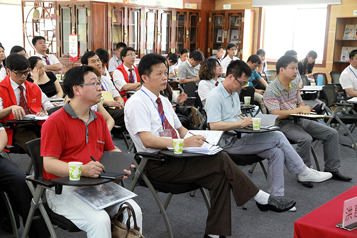 圖為新區(qū)教科培領(lǐng)導、新區(qū)各學校教師參加小班化課堂教學觀摩課