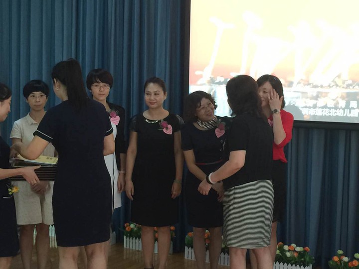 圖為市局領(lǐng)導親切與孔令波園長握手