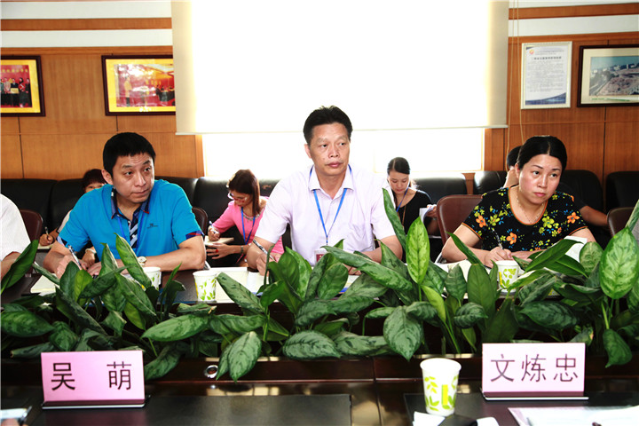 06.圖為學校戴桓標校長（中）、王開利副校長（左）、集團程琳娜主任（右）參加調(diào)研情況反饋會