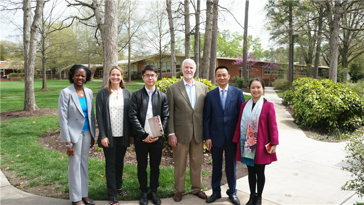 配圖02.教育集團(tuán)董事長宋遠(yuǎn)標(biāo)先生、副董事長麥麗芬女士在美國考察