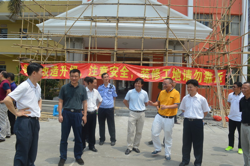 區(qū)、街道、居委會領(lǐng)導(dǎo)到標尚學(xué)校指導(dǎo)防卸4號臺風(fēng)工作