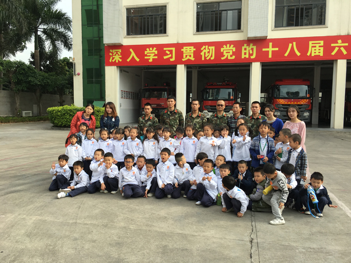 公明中英文學(xué)校OA、OB班到公明消防中隊(duì)進(jìn)行實(shí)踐活動(dòng)