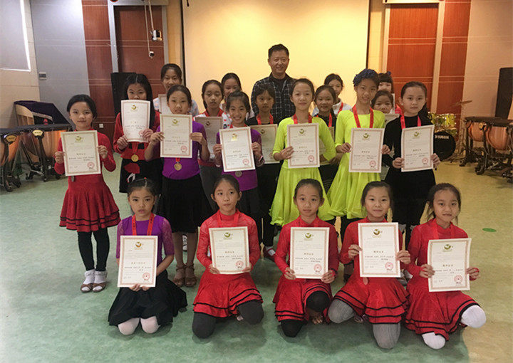 拉丁舞學(xué)員收獲考級證書，付出終有回報