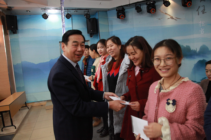 十萬(wàn)獎(jiǎng)金獎(jiǎng)勵(lì)一線教師，凝心聚氣開啟新的征程