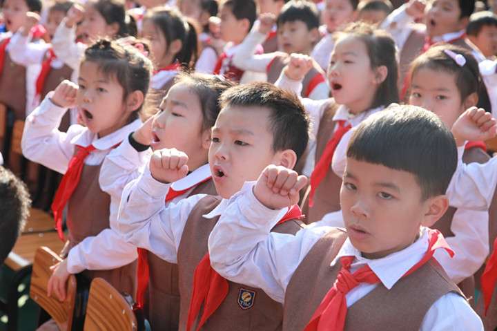 開(kāi)學(xué)典禮創(chuàng)新招，優(yōu)秀師生坐主臺(tái) ——深圳市龍華中英文實(shí)驗(yàn)學(xué)校舉行開(kāi)學(xué)典禮 