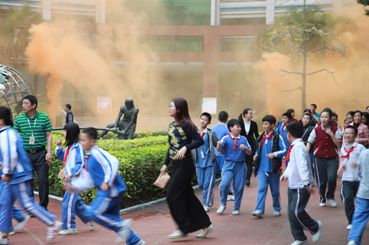 每學(xué)期都有疏散逃生演練？這就對了！ ——龍華中英文實驗學(xué)校舉行消防安全疏散演練 