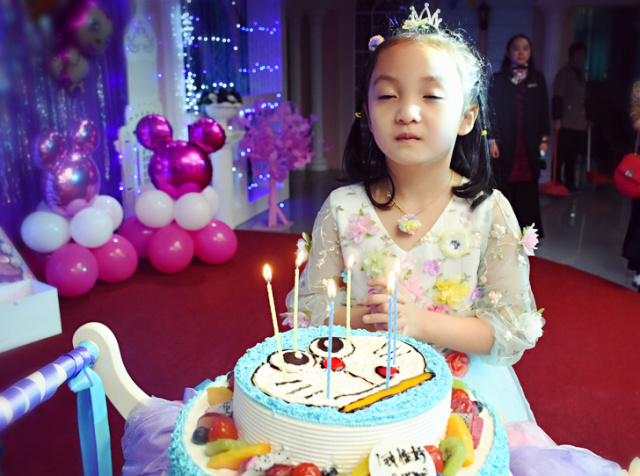鐘佳妤小朋友，六周歲生日啦??！