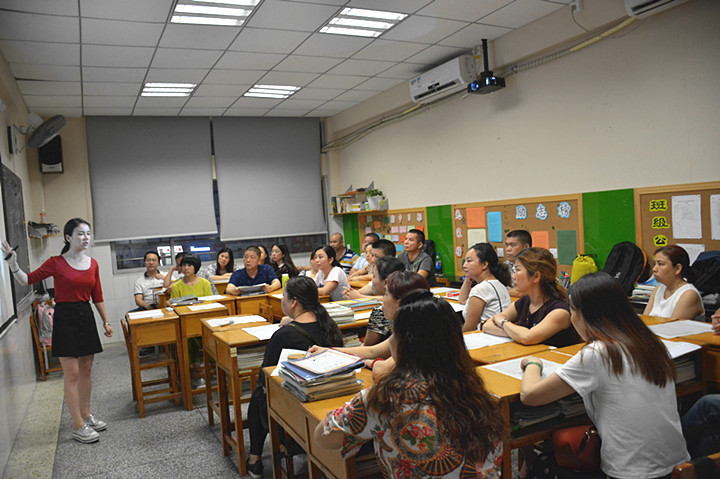 家校攜手，共筑美好未來——記龍華中英文實(shí)驗(yàn)學(xué)校高中部家長(zhǎng)會(huì)