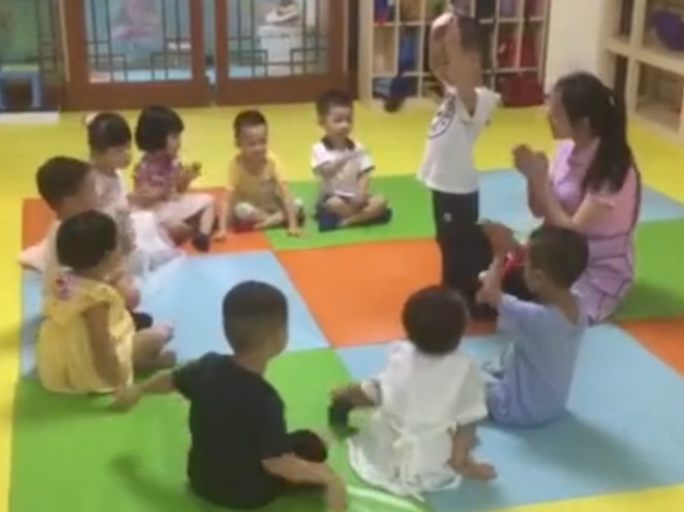 〈江南名苑中心〉拍拍手，大家互相介紹自己