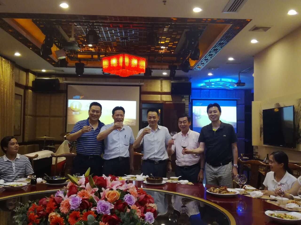 遠(yuǎn)恒佳教育集團(tuán)董事會重獎高三教師