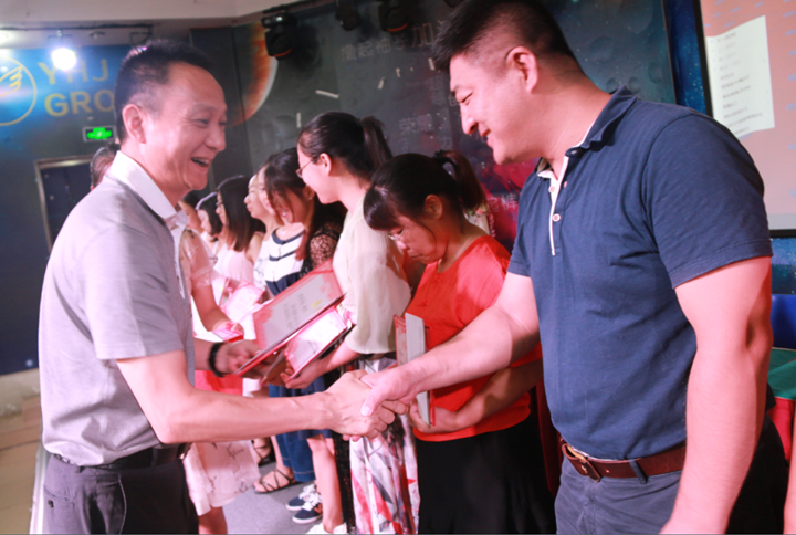 獎(jiǎng)先進(jìn)、凝團(tuán)隊(duì)、明目標(biāo)、創(chuàng)特色，新學(xué)期繪美好教育新藍(lán)圖