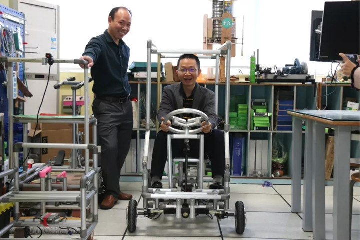 創(chuàng)客教育送課進校，參與師生共同提高——龍華區(qū)古興東學(xué)科帶頭人工作室創(chuàng)客教育研究活動在我校進行