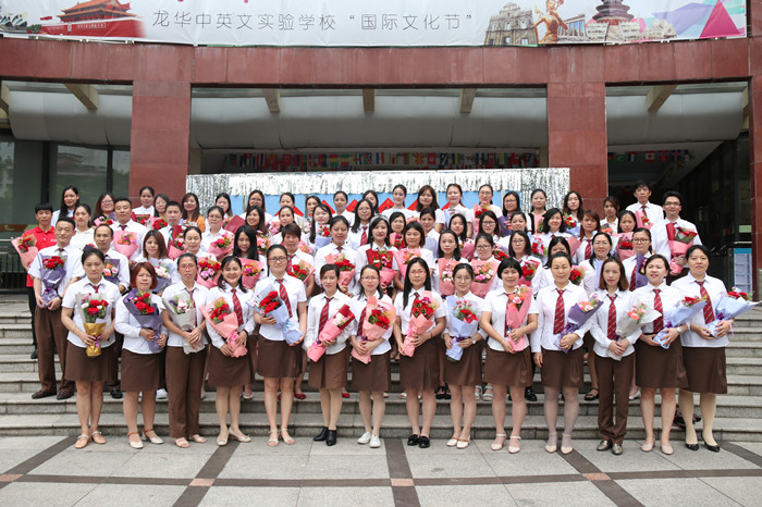 做學(xué)生愛(ài)戴、家長(zhǎng)信任的閃亮班主任 ——深圳市“龍華區(qū)第三屆班主任節(jié)”龍華中英文實(shí)驗(yàn)學(xué)校啟動(dòng)儀式