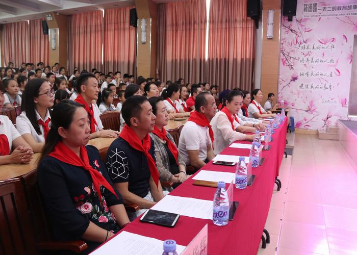 星星火炬放光彩，民族精神代代傳 ——中國少年先鋒隊深圳市龍華中英文實驗學(xué)校 第一次代表大會暨工作委員會成立