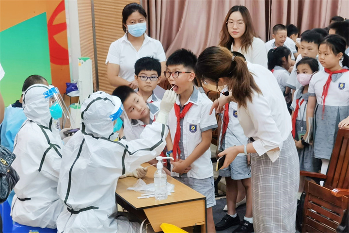 共同戰(zhàn)“疫”，龍華中英文在行動!——學(xué)校組織志愿者支援社區(qū)防疫一線