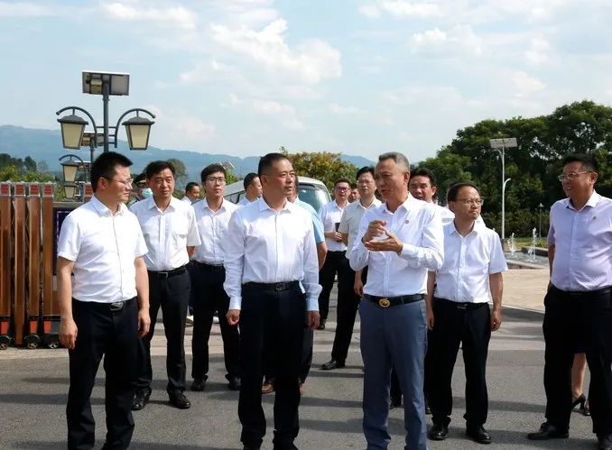 劉小強(qiáng)書記率領(lǐng)區(qū)領(lǐng)導(dǎo)集體調(diào)研遠(yuǎn)恒佳學(xué)?！P(guān)注教育、關(guān)心教育、支持教育