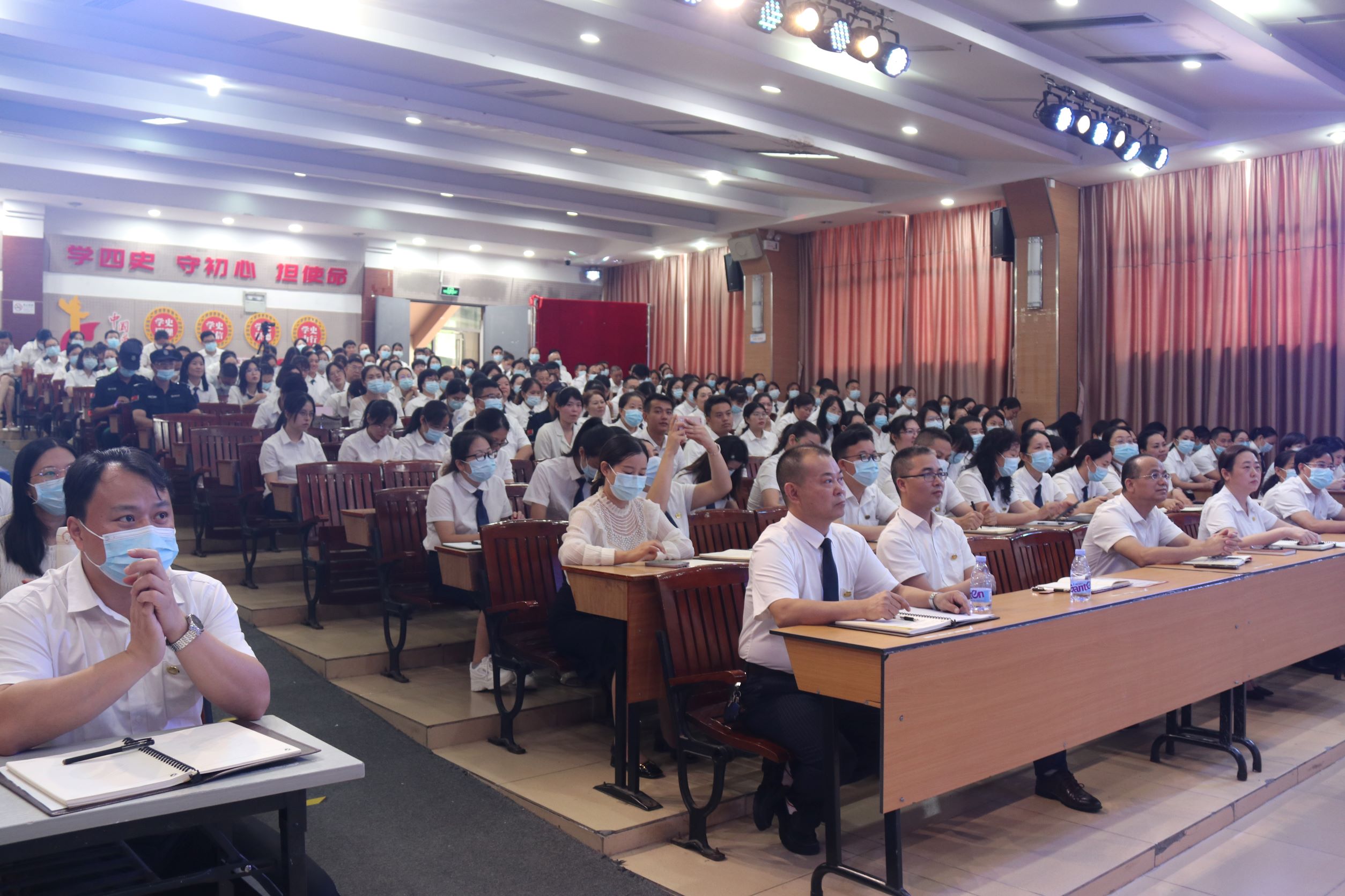 立足長遠(yuǎn)發(fā)展，建設(shè)美好教育——新學(xué)年開學(xué)教職工大會開新篇